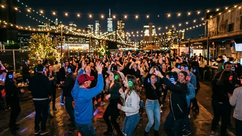 Müzik Olmadan Müziği Hisset: Sessiz Disko Trendi Neden Bu Kadar Bağımlılık Yapıyor?